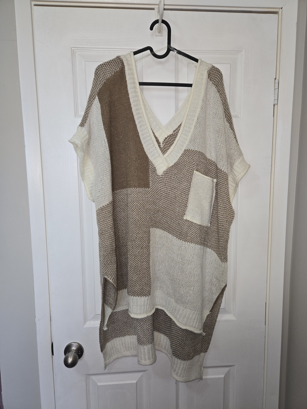 POL Oversized V-Neck Colorblock Sweater in Cream & Brown